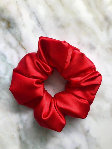 Saténová gumička scrunchie červená, 