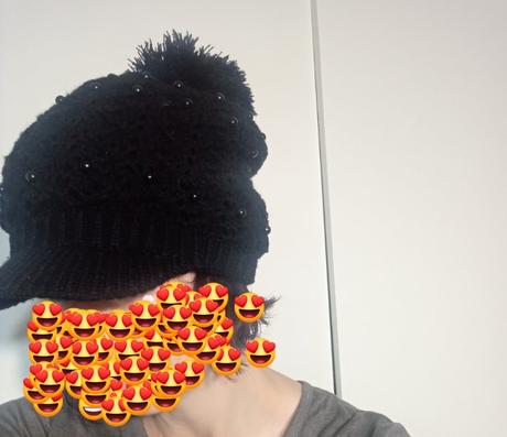 Pletená zimná čiapka si šiltom,