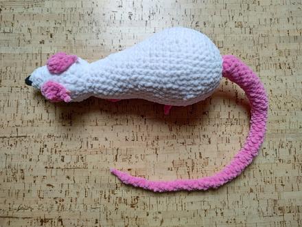 Plyšový háčkovaný potkan,