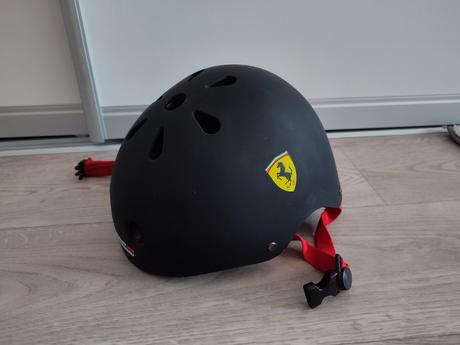 Prilba a chrániče ferrari, s