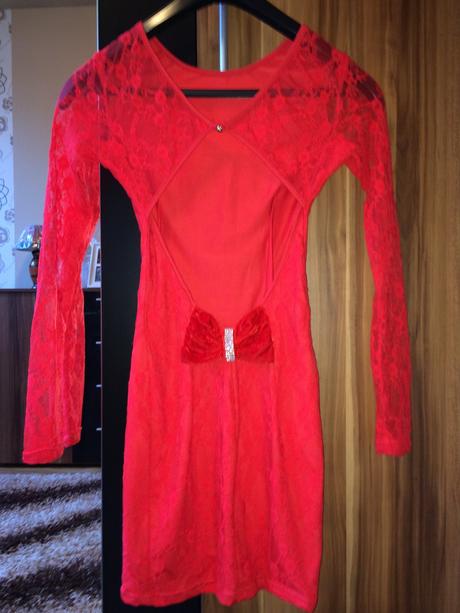 Cervene cipkovane saty, s