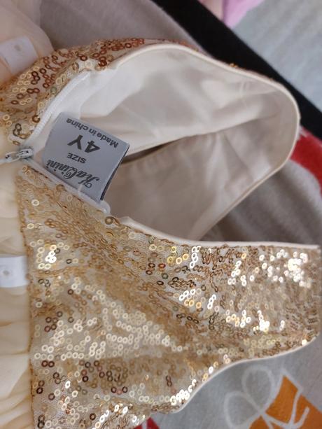 Sviatocné saty, 104