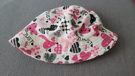 Klobúčik so srdiečkami, 104