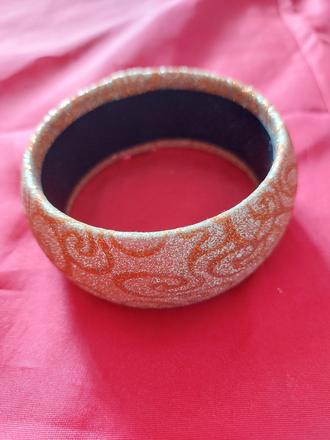 Zlatý náramok s ornamentom, 
