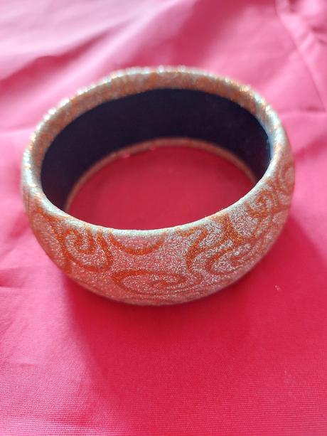 Zlatý náramok s ornamentom, 