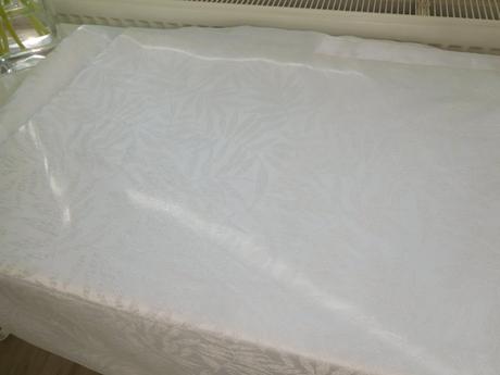 Závesy bielo perleťové vzorované, 