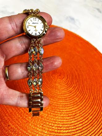 Zaujímavé hodinky s opálovými očkami, 