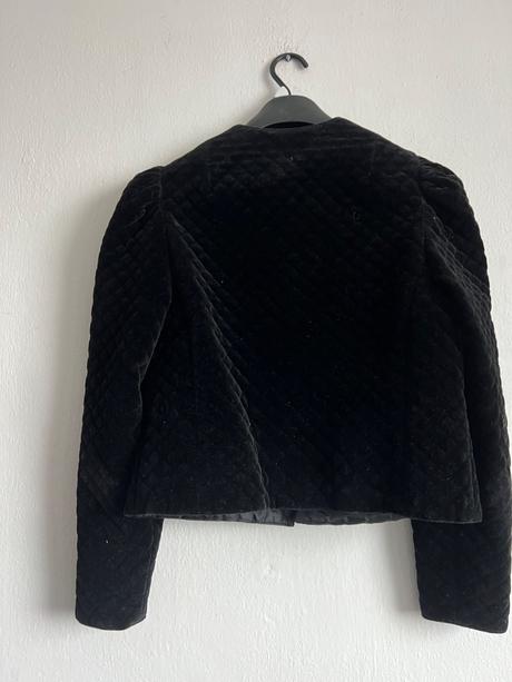 Krasny m vintage zamatovy kabat v historickom styl, m