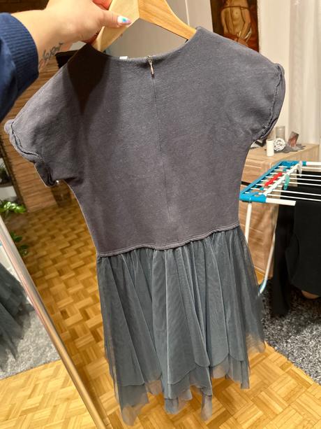 Sivé saty s volanmi, idexe,140