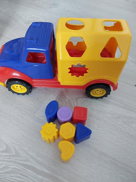 Auto s vkladacimi kockami,