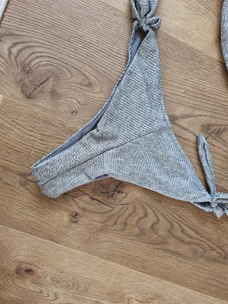 Šedé bikini brazilky s vysokým pásom,