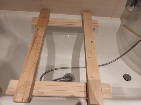 Stojan na vanicku do vane, 