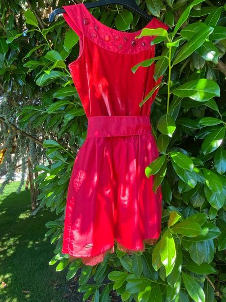 Šaty s kožušinovým bolérkom, 152