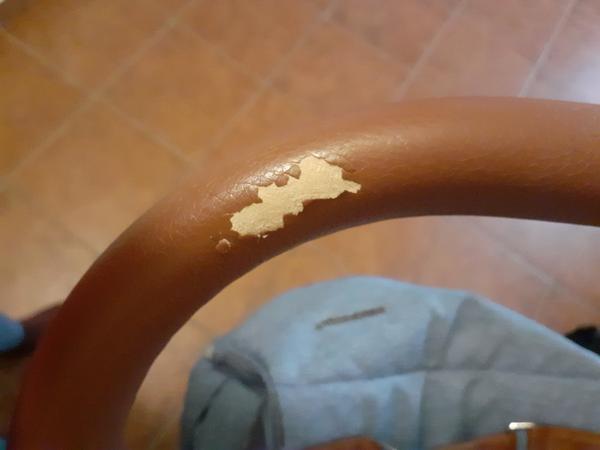 Čo s rukoväťou kočíka, ktorá sa takto začala šúpať?