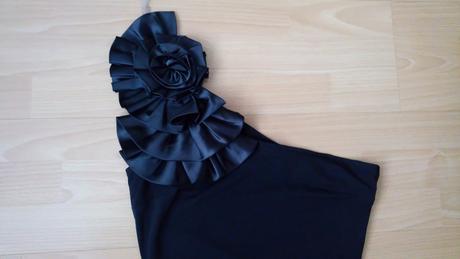 Čierné obtiahnuté šaty, 38