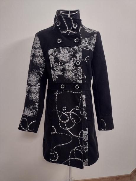 Vyšívaný kabát, s