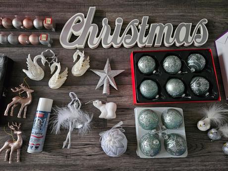 Ozdoby na stromček- biele vianoce- gule, svetielka, 