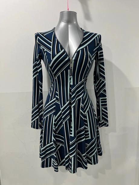 Saty s vystrihom na zips, xs