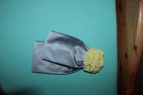 Bledožlté šaty, 36