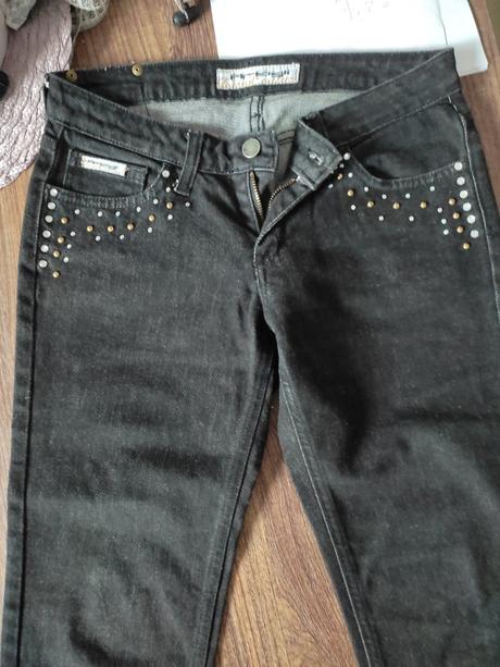 Čierne strecové rifle s trblietkami, s
