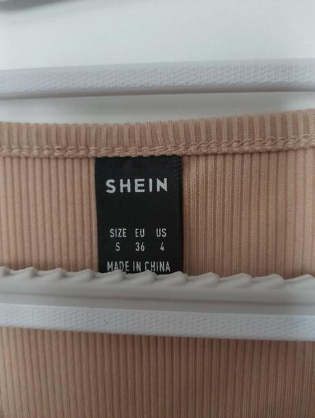 Priliehavé šaty s výrezom, 36