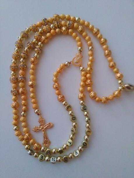 Ruženec s menom a dátumom,