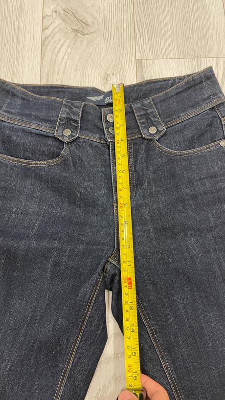 Obtiahnuté džínsy, 34