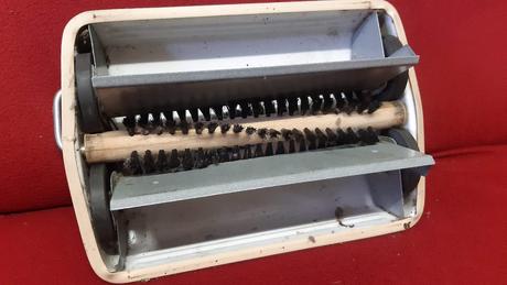 Predám mechanickú metlu bez tyčky., 