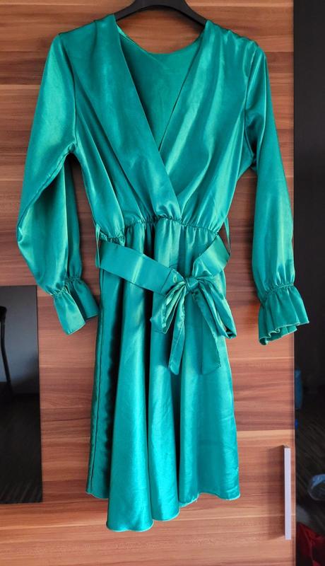 Zelene satenove saty s opaskom, s