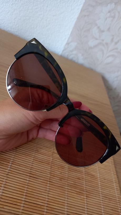 Slnečné okuliare, pieces