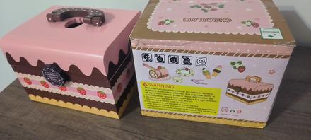 Drevený kufrík s cukrovinkami, 