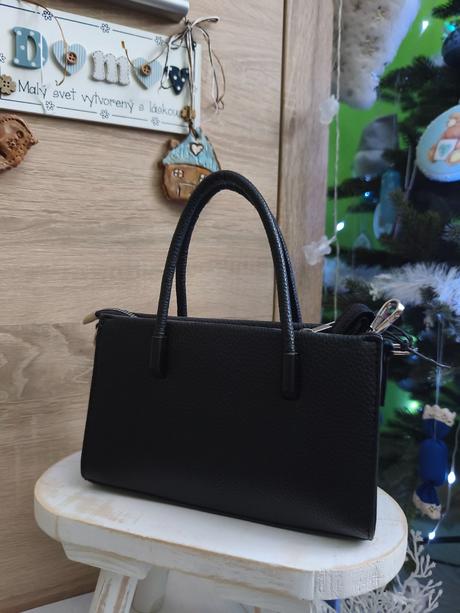 Malá čierna kabelka,