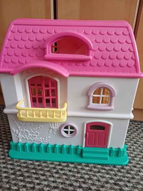 Domček s nábytkom a rodinkou, 