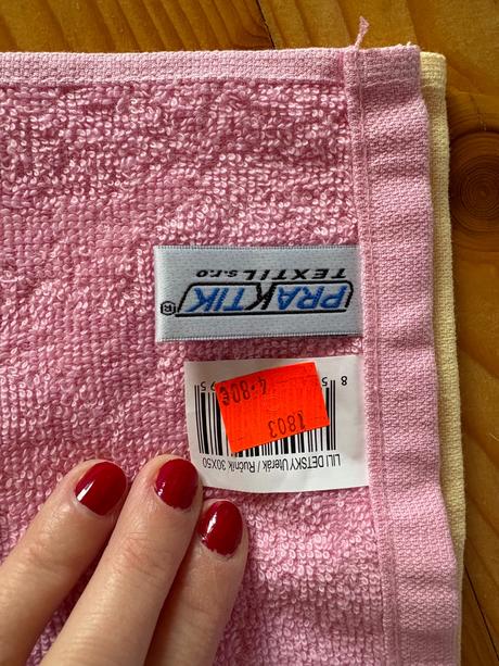 Nepouzity ruzovy uteracik s mackom,