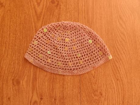 Hačkovaná čiapočka s flitríkmi pre malú parádnicu, 74