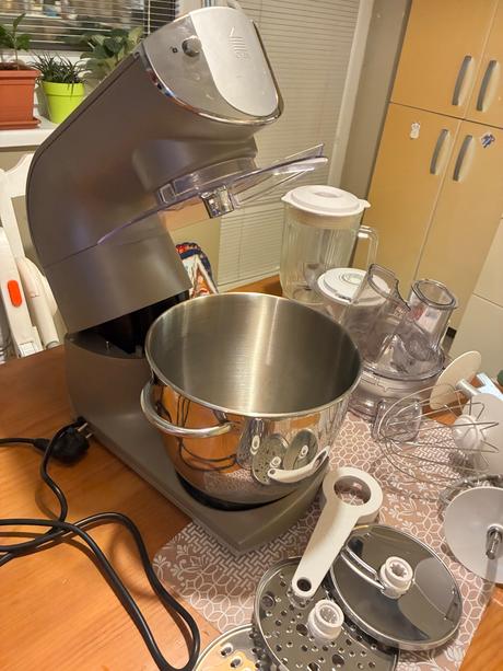 Kuchynsky robot eta gratus, eta