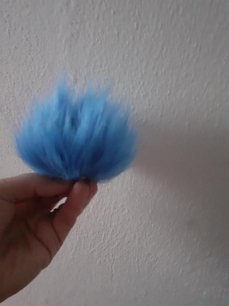 Brmbolec z umelej kozusiny,