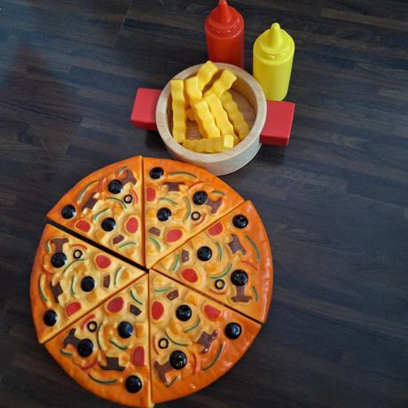 Drevená kuchynka s príslušenstvom a zásterou, 