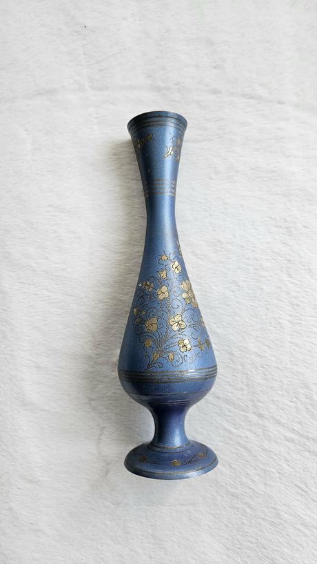 Štíhla kovová váza s modrým smaltom a ornamentmi, 