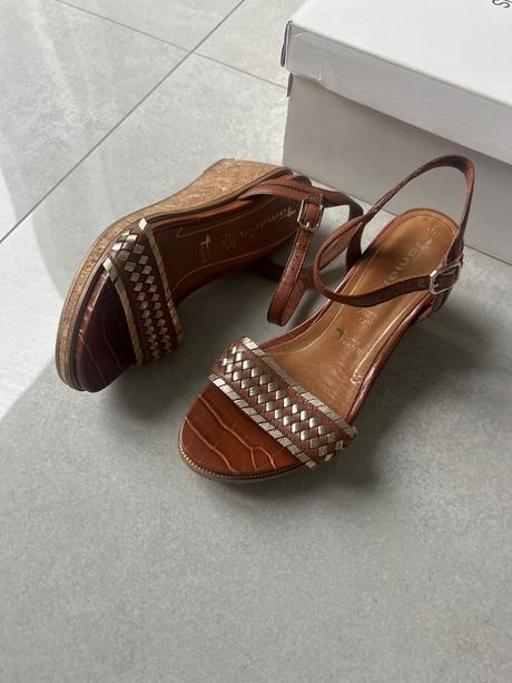 Tamaris práva koža sandálky, 38