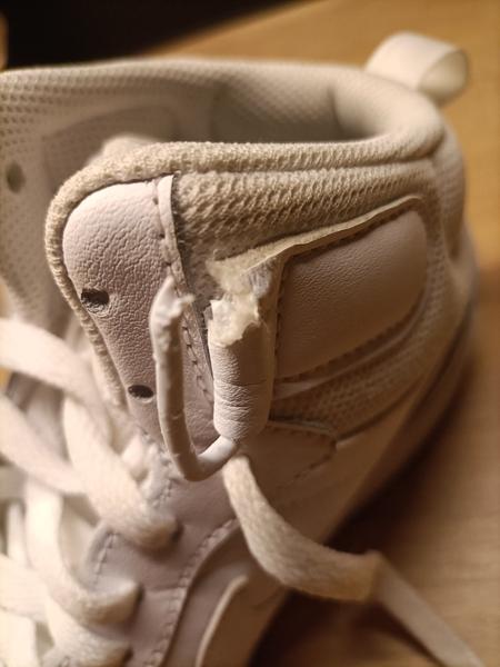 Ako opraviť poškodené zapínanie na teniskách?