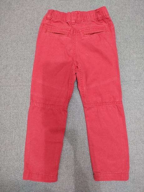 Cervene nohavice, 104