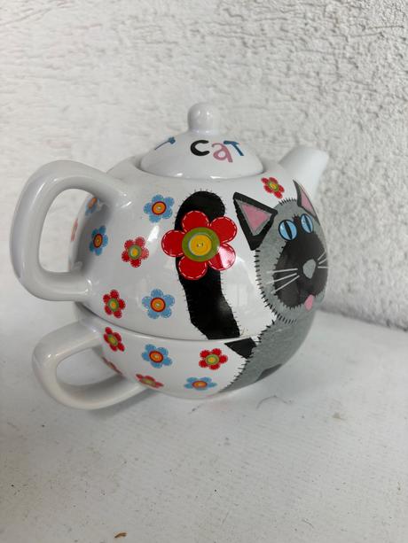 Macka macky porcelan krasny cajnik so salkou,