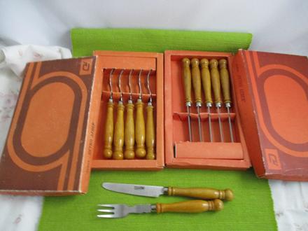 Starý dezertný príbor s drevenou rúčkou,