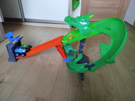 Hot wheels monster trucks dráha dračia skaza,