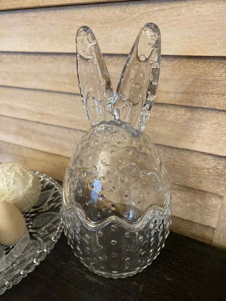 Sklenená dóza s vekom so zajačími uškami,