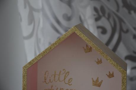 Drevená polica-domček,