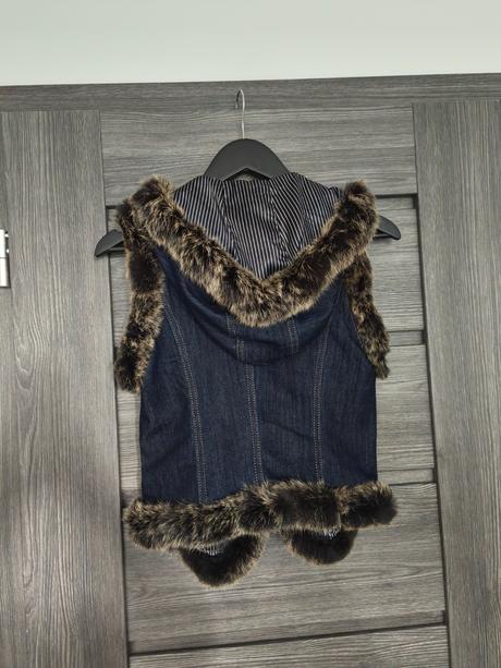 Riflova vesta lemovana pravou kozusinou, s