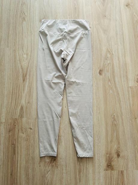 Štýlové zateplené legíny značky oysho, m