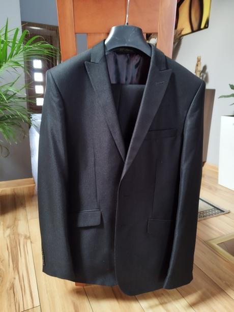 Predám oblek čiernej farby, 176